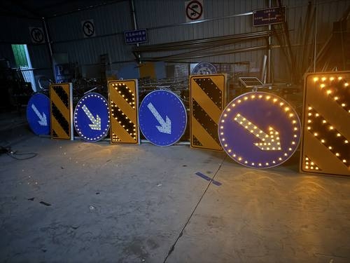 西安西安河南太阳能自发光交通路标牌厂家